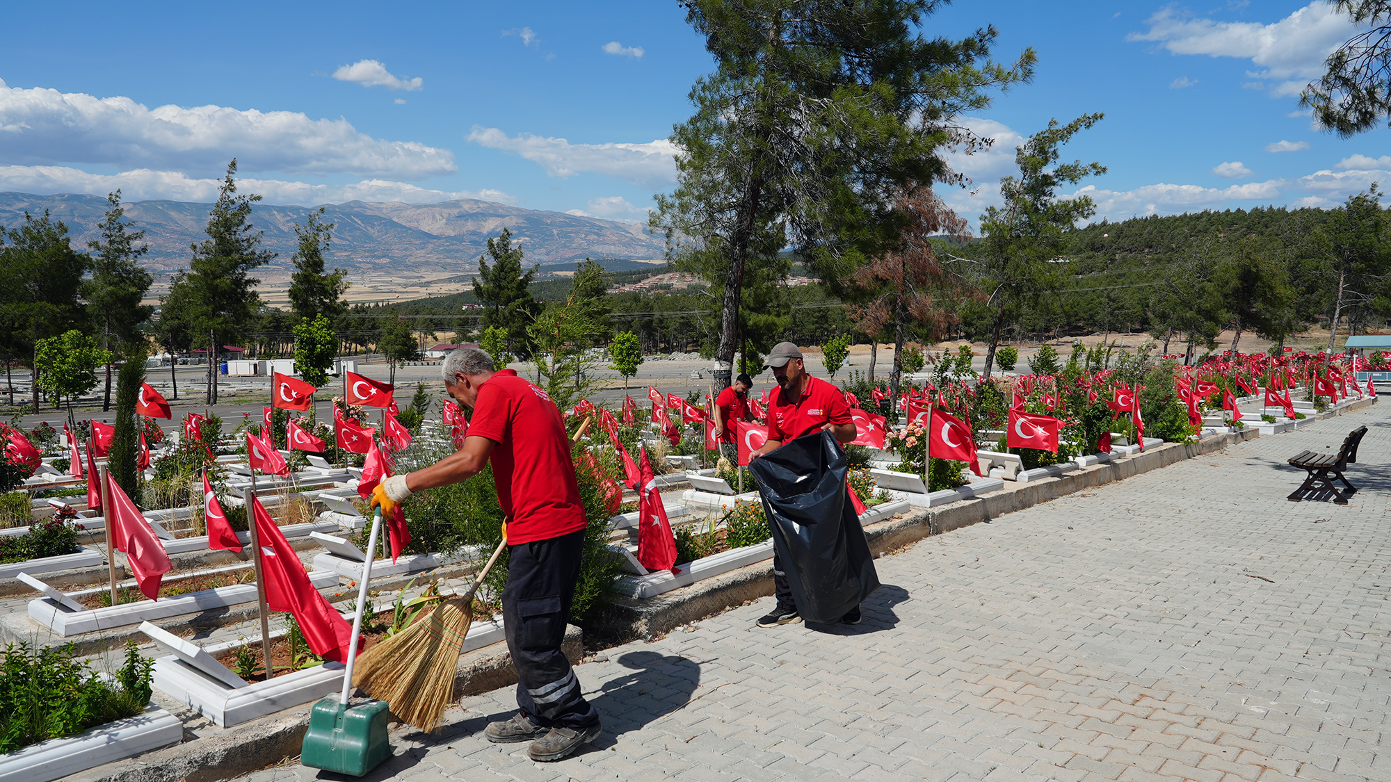 Büyükşehir Belediyesi, Kurban Bayramı öncesi mezarlıklarda temizlik uygulamalarını yoğun bir