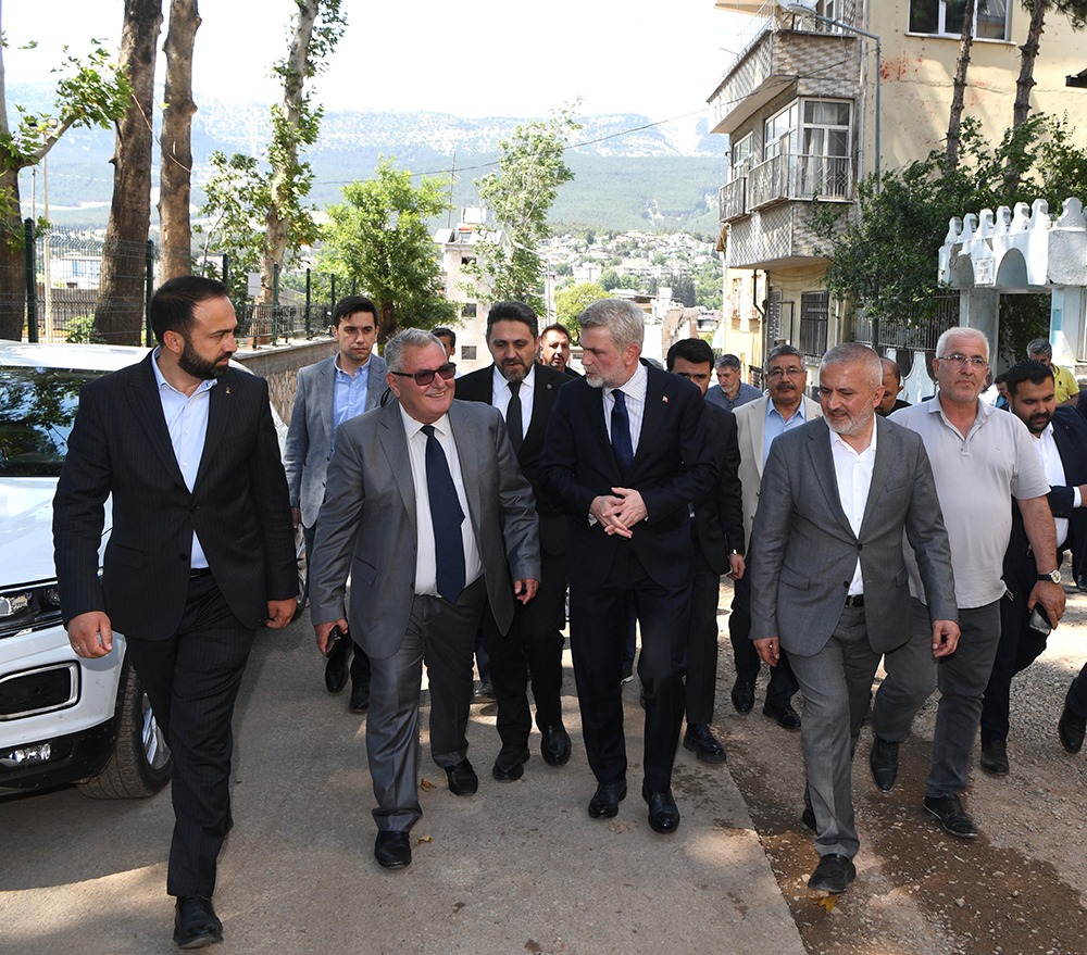 Kahramanmaraş Büyükşehir Belediye Başkanı Fırat Görgel, şehir genelinde sürdürdüğü istişare