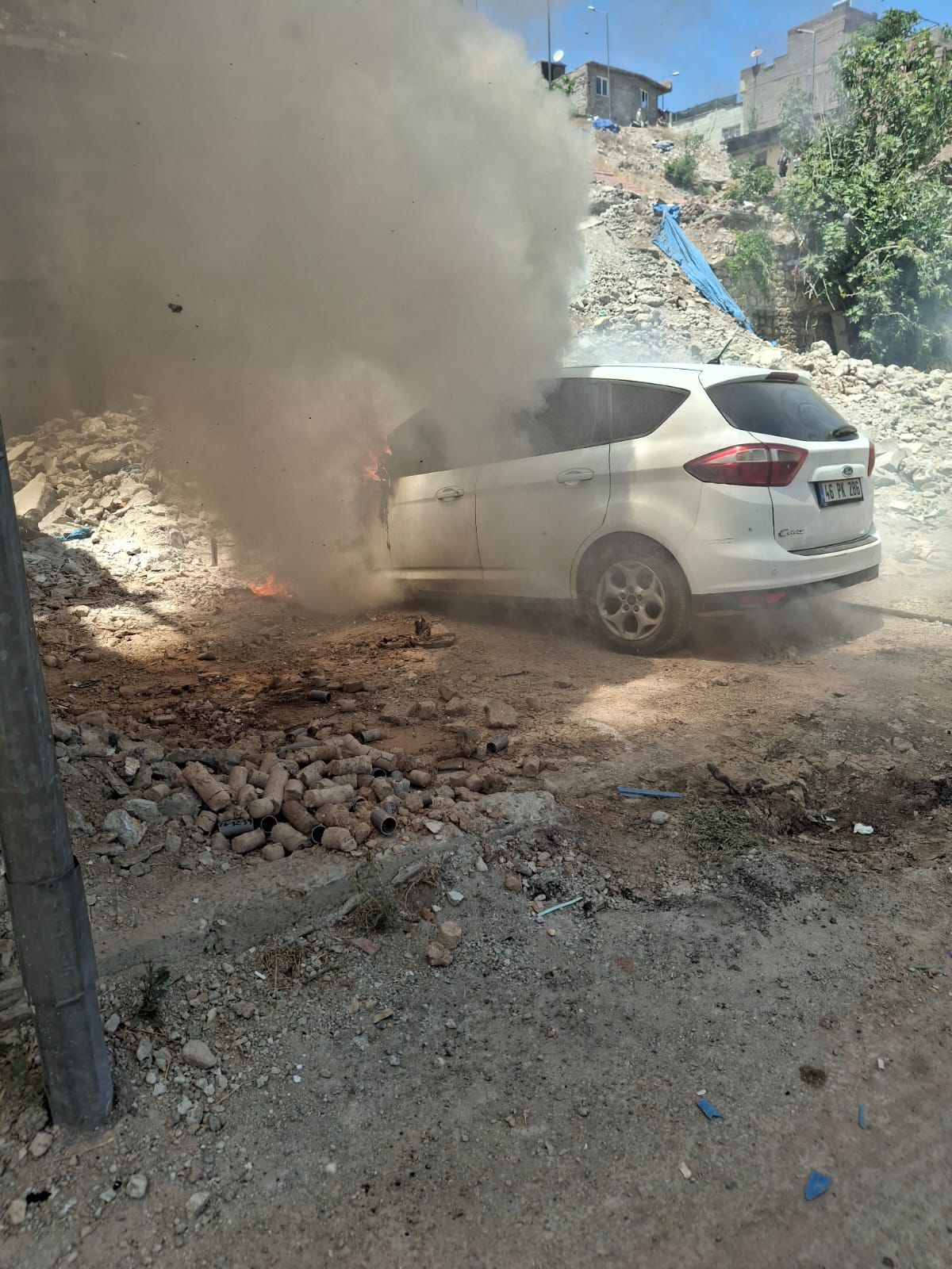 Kahramanmaraş’ın Onikişubat ilçesine bağlı Yusuflar Mahallesi’nde bugün öğle saatlerinde park