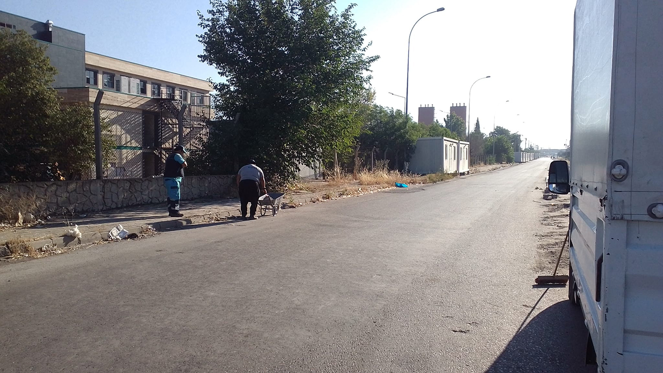 ulkadiroğlu Belediyesi, çevre temizliği konusundaki kararlı duruşunu sahadaki çalışmalarıyla sürdürüyor.