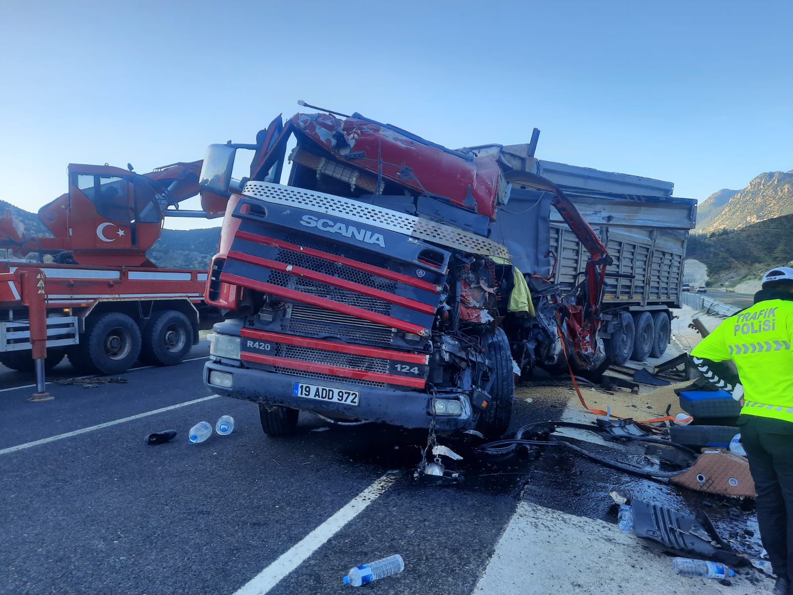 Kahramanmaraş-Kayseri karayolu Döngele mevkiinde meydana gelen trafik kazasında bir tır