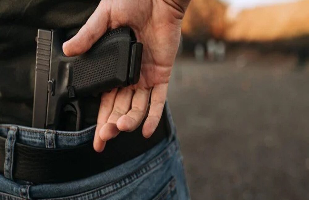 Kahramanmaraş’ın Göksun ilçesinde Cumhuriyet Mahallesi’nde, silahla şakalaşan iki arkadaştan biri,