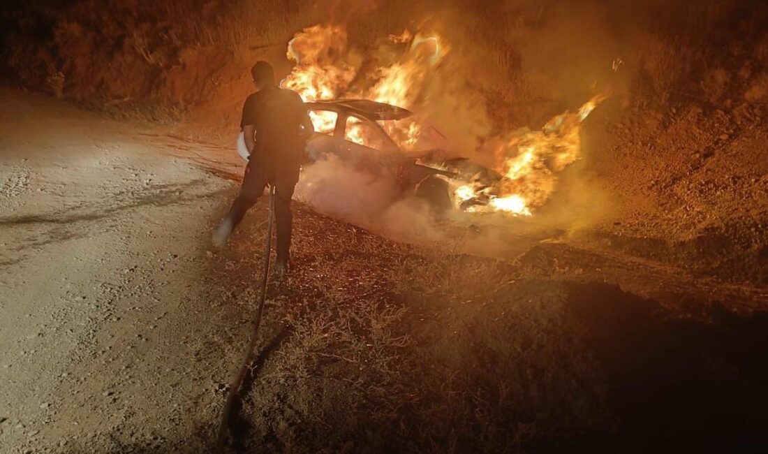 Kahramanmaraş’ın Elbistan ilçesinde seyir halindeki bir otomobil aniden alev alarak