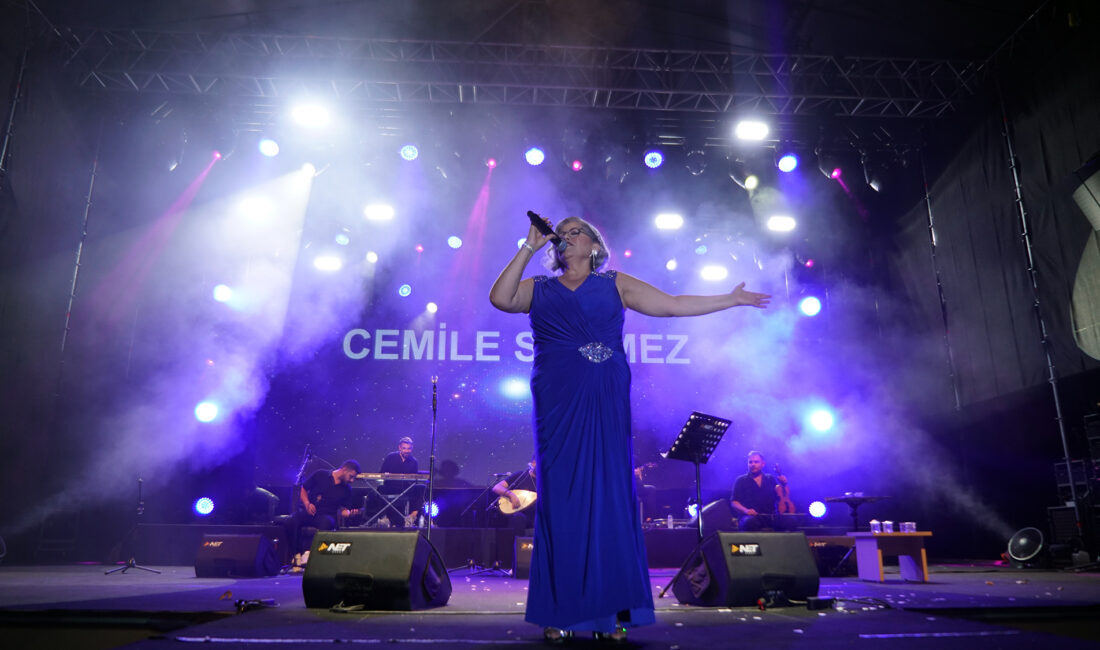 Geleneksel Ağustos Fuarı’nda sahne alan Cemile Sönmez, geniş repertuvarı ve