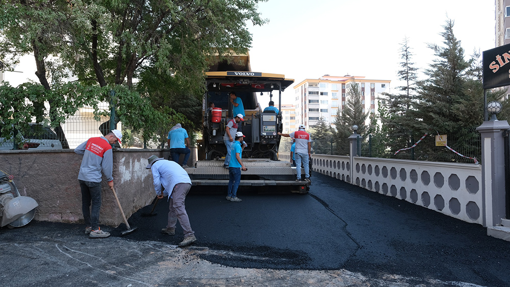 Onikişubat Belediyesi Fen İşleri Müdürlüğü ekipleri, ilçede ulaşım konforunu artırmaya