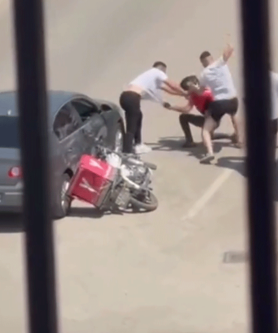 Kahramanmaraş'ın Dulkadiroğlu ilçesinde, bir motokurye trafikte tartıştığı iki kişi tarafından