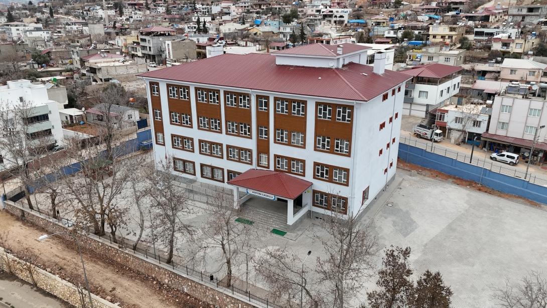 Kahramanmaraş’ın Pazarcık ilçesinde, 6 Şubat depremlerinin ardından eğitim yatırımları hız