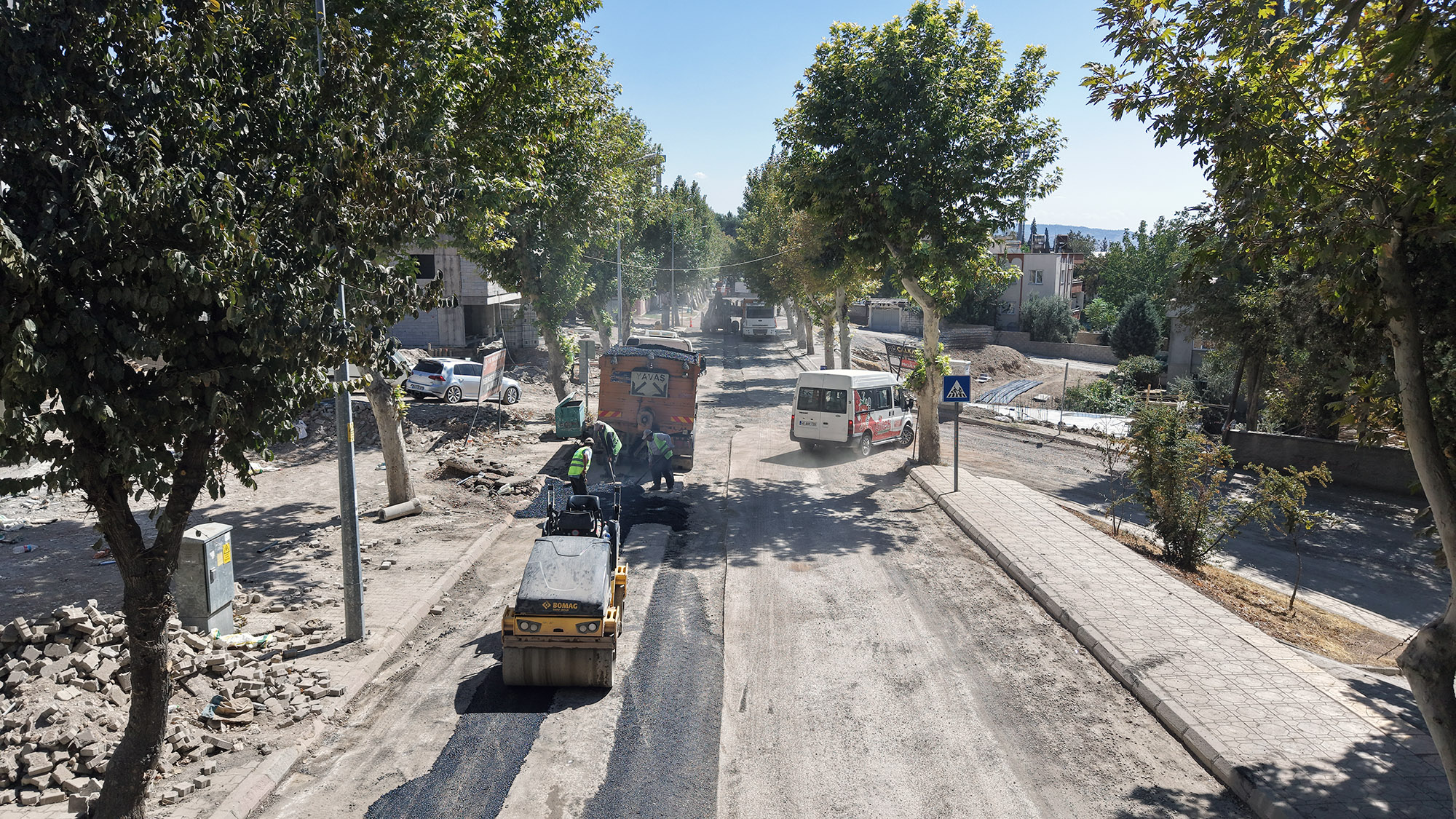 KASKİ Sahada; Altyapısı Tamamlanan Yollarda Kaplamalar Sürüyor! 1 3 2