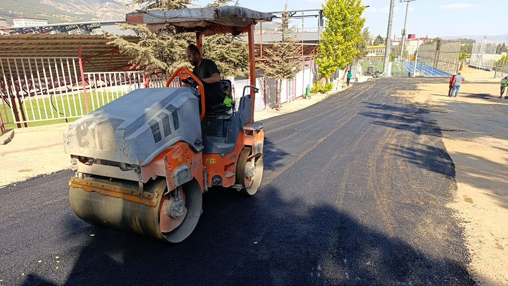 Büyükşehir Belediyesi, enerji altyapısı tamamlanan Onikişubat Batıpark Spor Salonu bahçesinde