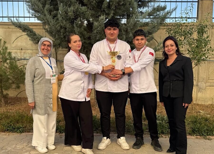 Ahilik Haftası kutlamaları kapsamında Kırşehir'de düzenlenen Liseler Arası Yemek Yarışması'nda,