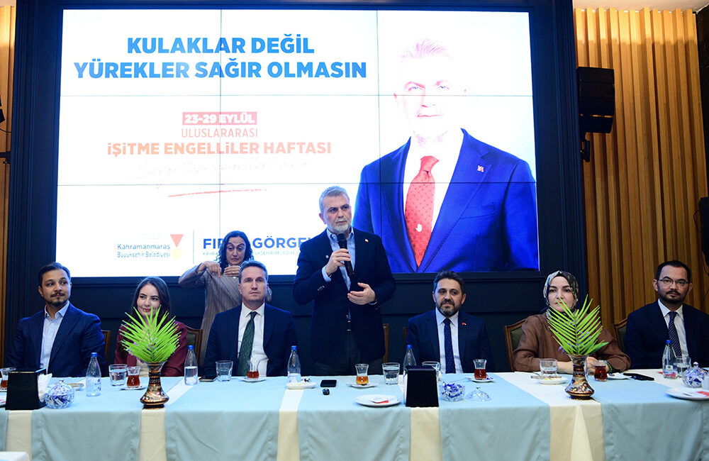 Büyükşehir Belediyesi bünyesinde görev yapan işitme engelli personellerle buluşan Başkan