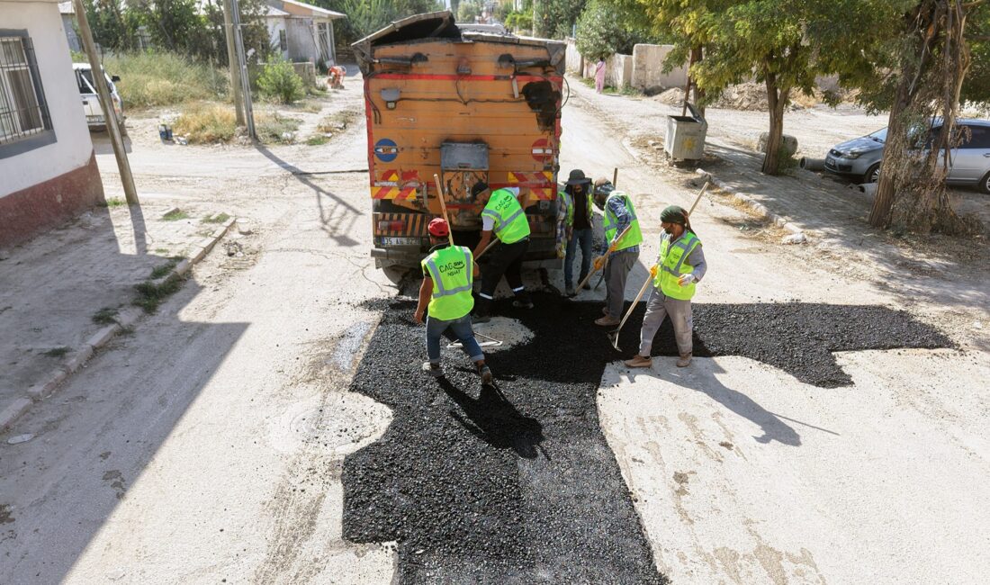 KASKİ, Elbistan’da altyapı imalatlarının ardından bozulan yolların tamiratını gerçekleştiriyor. Çalışmalar