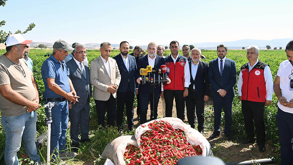 Maraş Biberi hasadına katılan Büyükşehir Belediye Başkanı Fırat Görgel, “Bugün