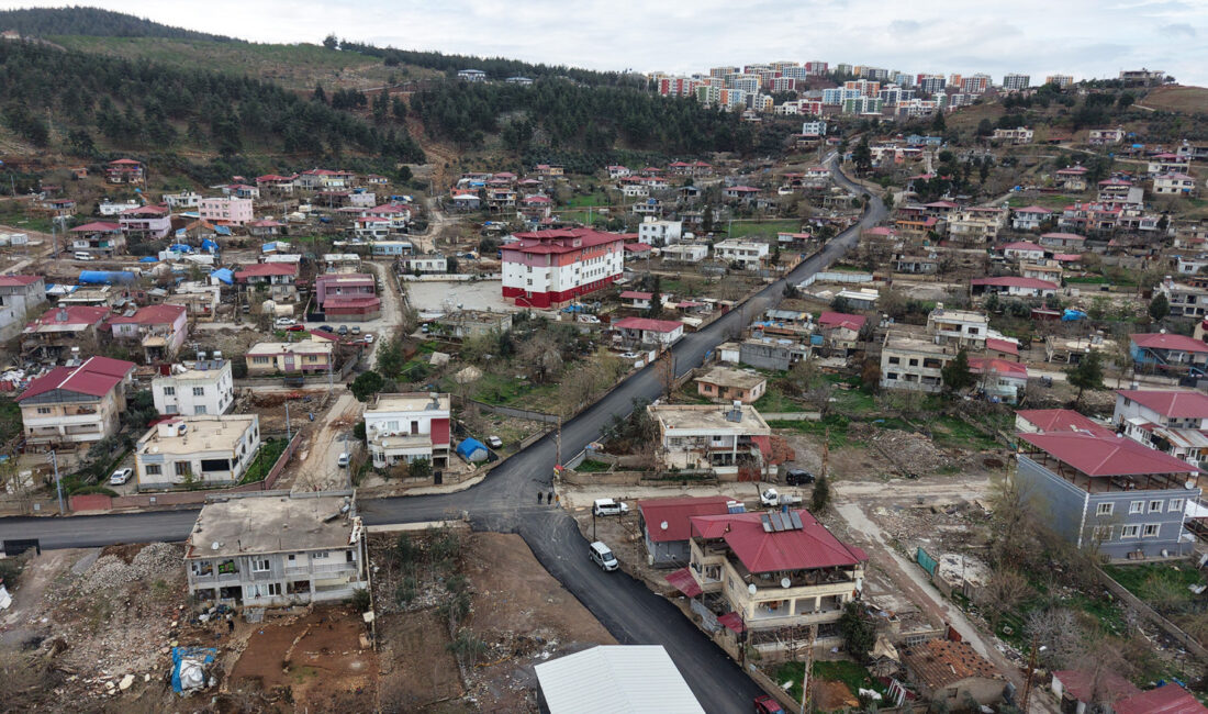 Büyükşehir Belediyesi, Türkoğlu’nda sıcak asfalttan, yol genişletmeye; köprü menfezden kilit parkeye