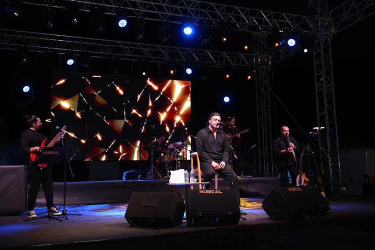 Onikişubat Belediyesi’nin kültür ve sanat etkinlikleri kapsamında düzenlediği konserde sahne