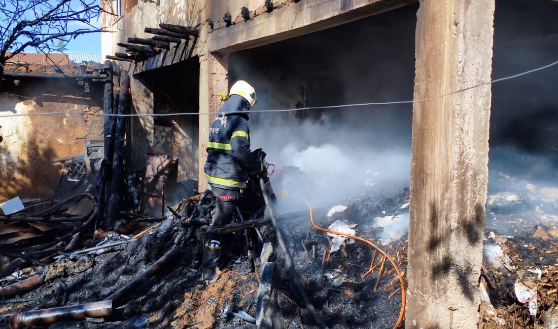 Kahramanmaraş'ın Göksun ilçesinde, Ortatepe Mahallesi'nde bulunan iki katlı ahşap bir