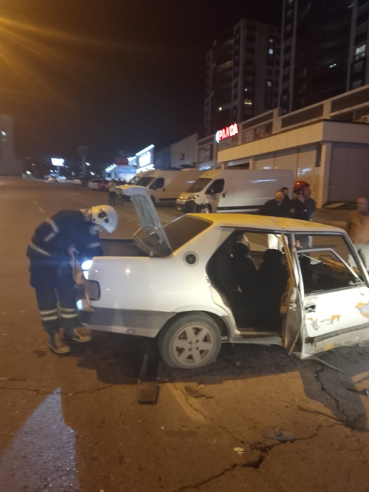 Kahramanmaraş’ta seyir halindeyken freni arızalanan bir otomobilin kontrolden çıkarak refüje çarpması sonucu 5 kişi yaralandı. 1 08953740 c3e6 476b a231 0b686f6d2a25