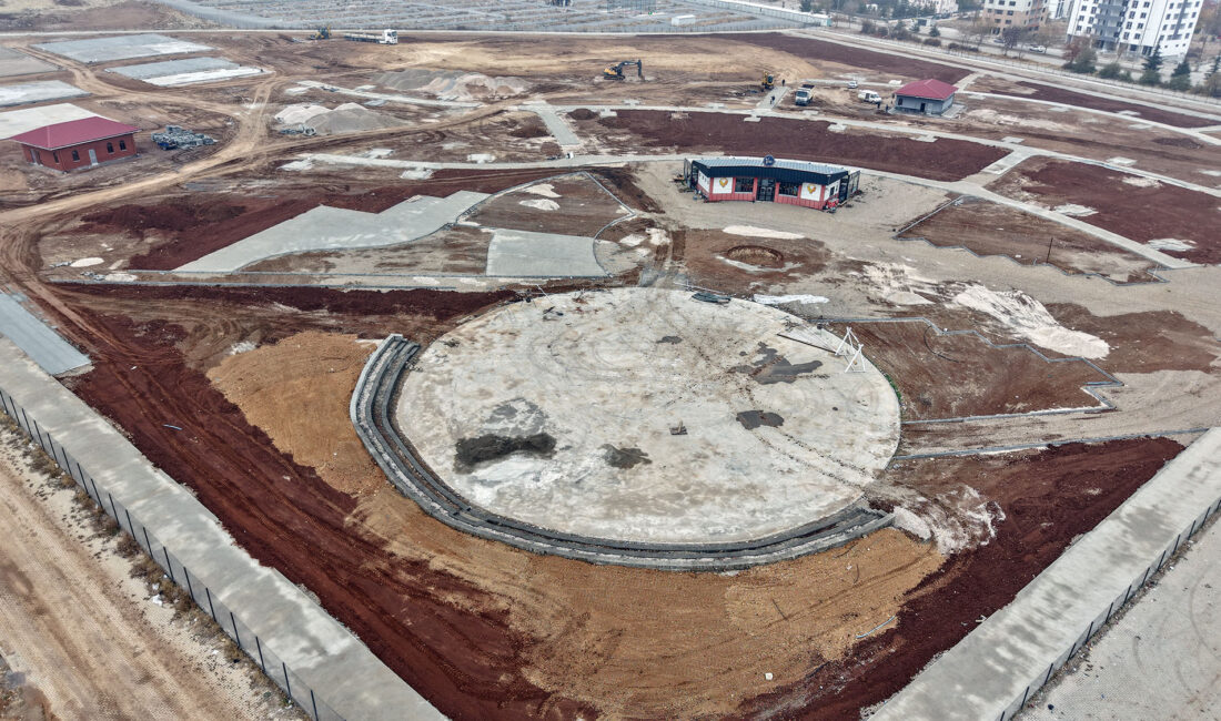 Büyükşehir Belediyesi, depremlerin ardından barınma ve lojistik merkez olarak kullanılan