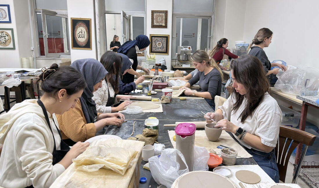 Büyükşehir Belediyesinin Meslek Edindirme Kursları’nda düzenlenen Seramik Atölyesinde seramik sanatının