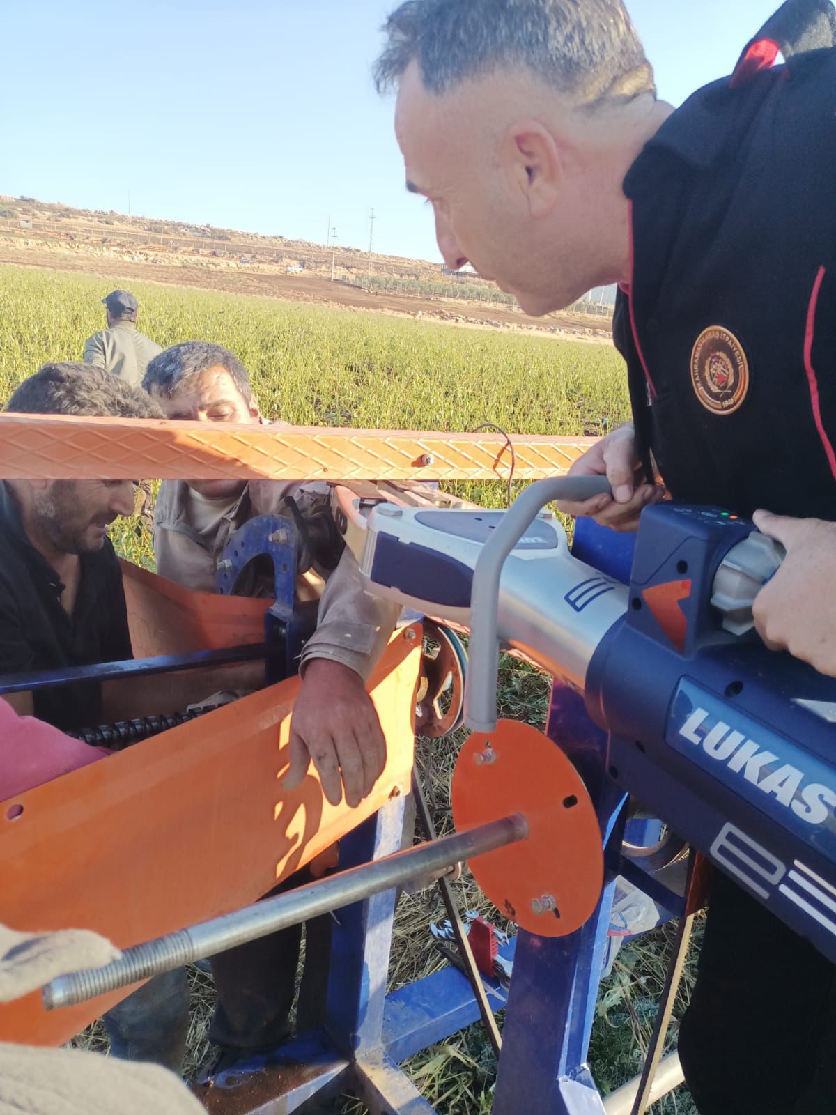 Kahramanmaraş'ın Pazarcık ilçesine bağlı Cimikanlı Mahallesi'nde bir tarlada, hortum sarma