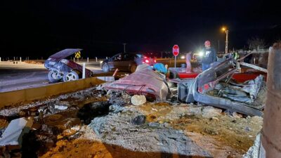 Kahramanmaraş'ın Afşin ilçesinde, iki otomobilin karıştığı feci kazada bir araç