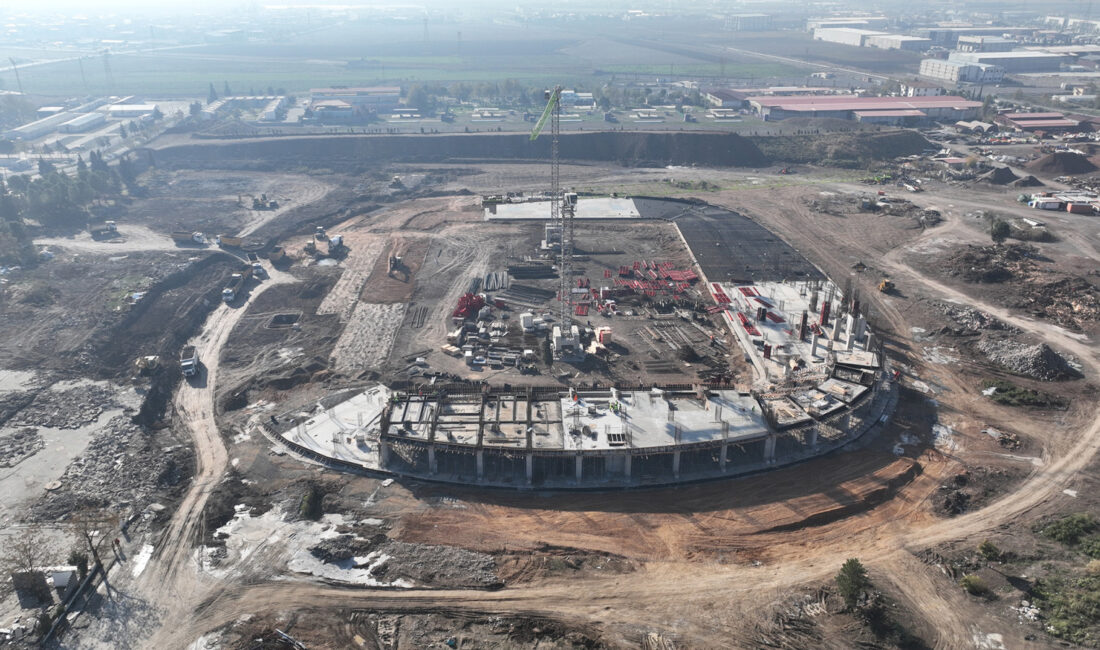 Dulkadiroğlu İstasyon Mahallesi’nde yapımına başlanan yeni stadyum alanında Vali Mükerrem