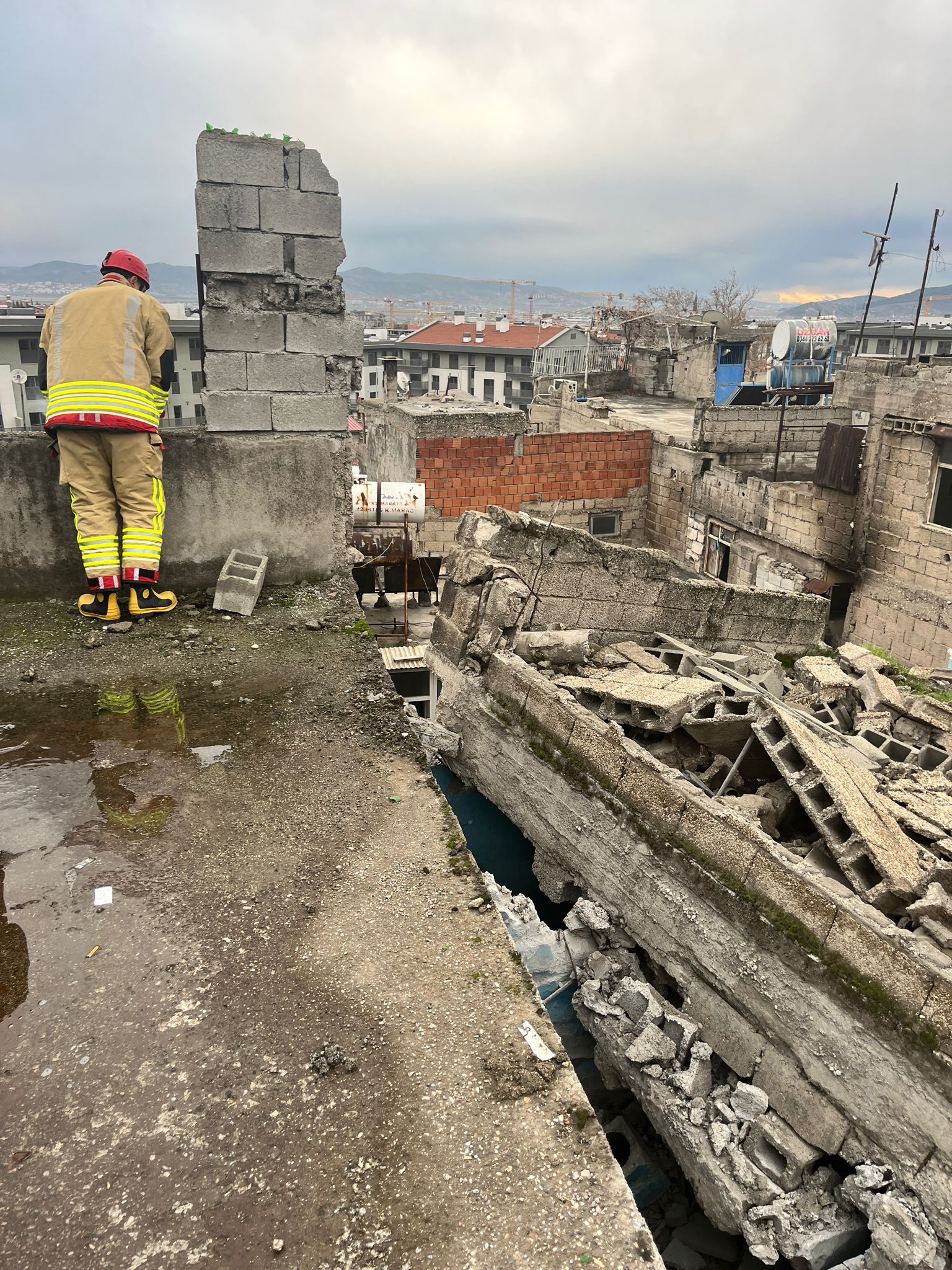 Kahramanmaraş’ta Metruk Bina Çöktü: Şazibey Mahallesi’nde Korku Dolu Anlar 1 8ce993b6 3afc 4011 a890 b4b9a8e5f073