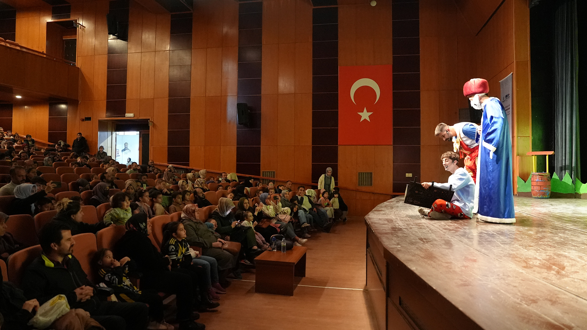 Büyükşehir Belediyesi, “Masallara İnan” adlı tiyatro gösterisini NFK Kültür Merkezi’nde