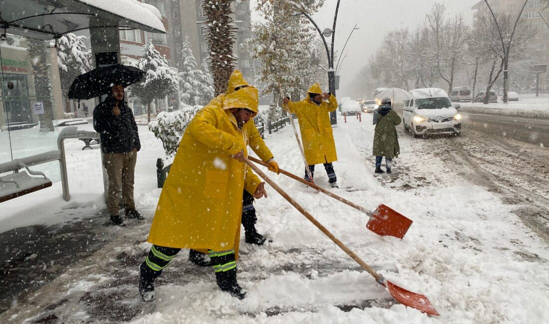 Büyükşehir Belediyesi, kar yağışının ardından yaya trafiğinde yaşanabilecek aksamaların önüne