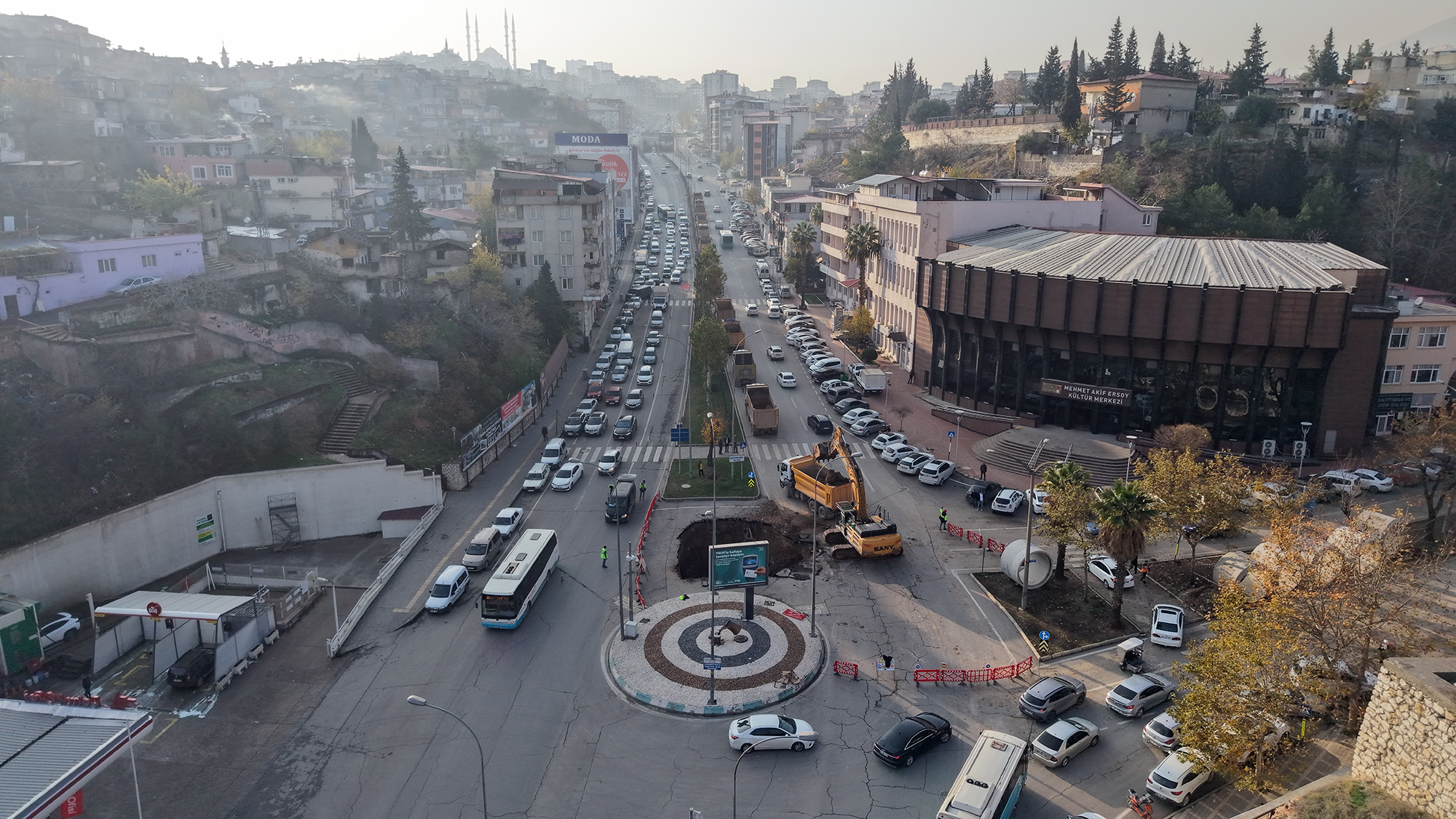 Büyükşehir Belediyesi, Onikişubat Şekerdere Caddesi’nin Mehmet Akif Ersoy Kültür Merkezi