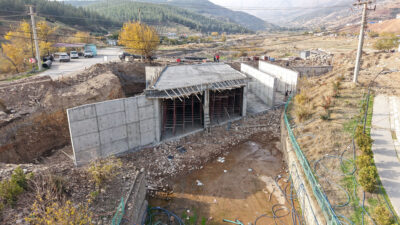 Büyükşehir Belediyesinin Türkoğlu Şekeroba Mahallesi’nde yapımına başladığı yeni köprü hızla