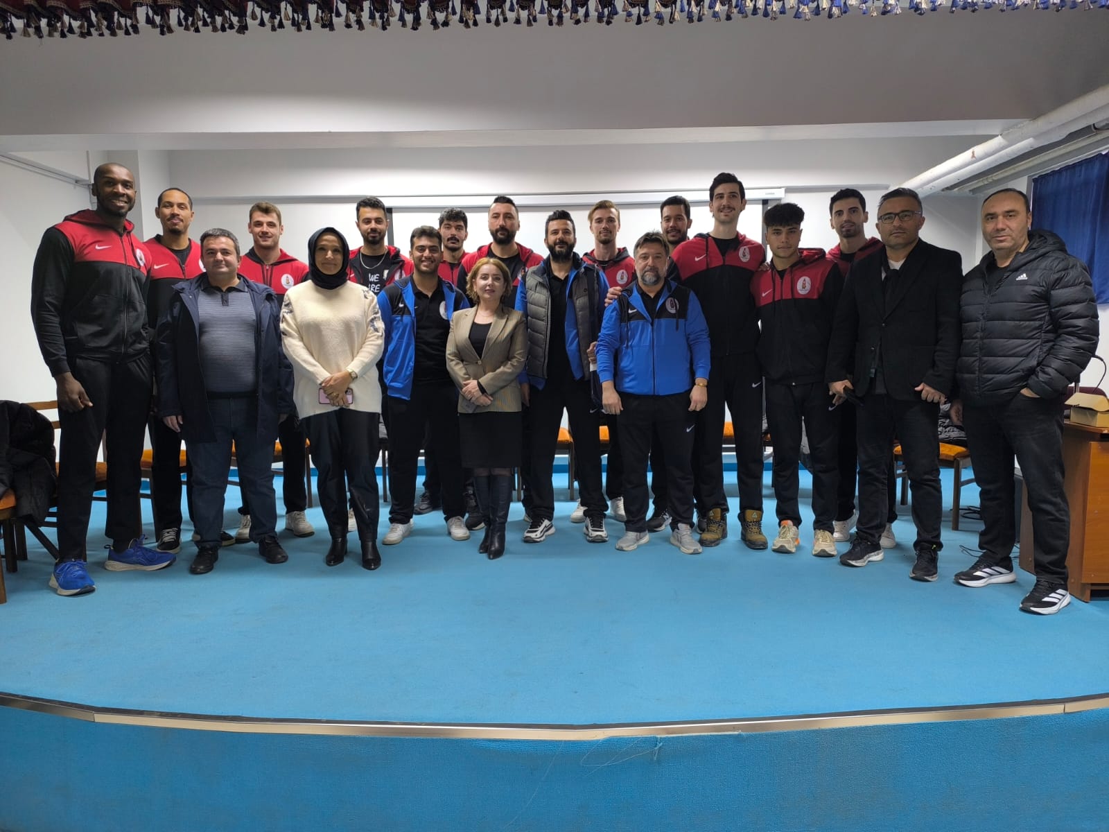 Kahramanmaraş Onikişubat’ın Voleybolcuları, Gençlere Azim ve Umut Aşılıyor! 1 WhatsApp Image 2025 12 17 at 15.09.39