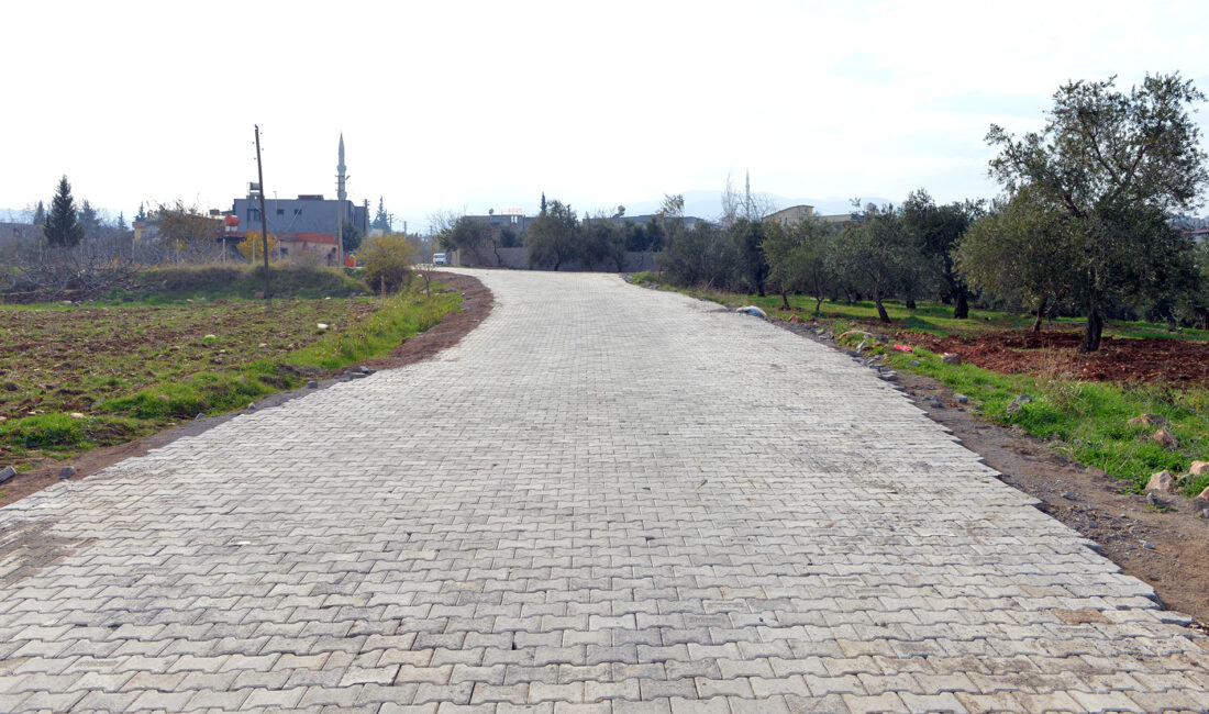 Büyükşehir Belediyesi, Onikişubat’ın kırsal mahallelerinden Yavşanova’nın ulaşımını 2 bin metrekarelik