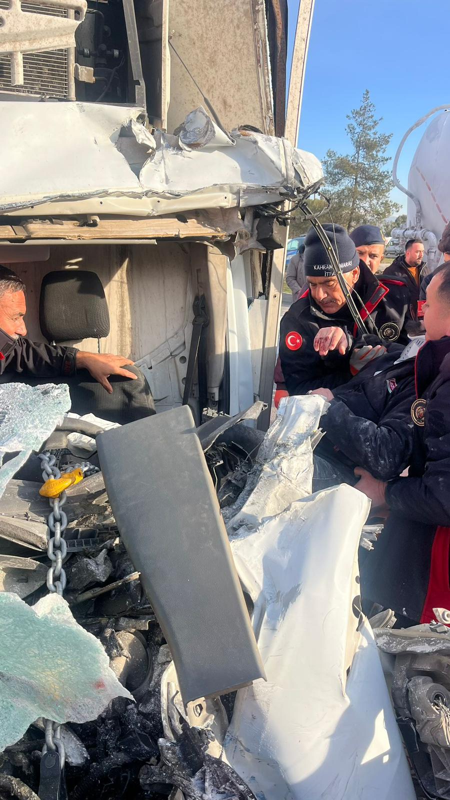 Kahramanmaraş’ta Can Pazarı: Kamyonet Yakıt Tankerine Ok Gibi Saplandı! 2 4fe9e941 be94 4a3e ad61 d417d1c616c3