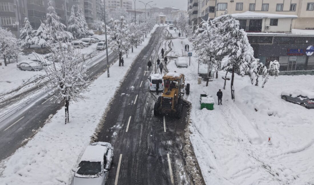 Büyükşehir Belediyesi, şehir merkezinde etkisini artırarak sürdüren kar yağışının ulaşım