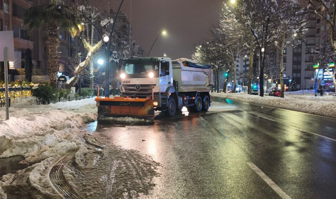 Büyükşehir Belediyesi, şehir merkezinde arterleri ulaşıma açık tutarken tuzlama çalışmalarıyla