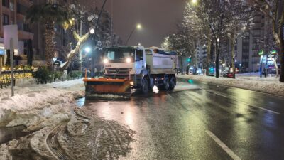 Büyükşehir Belediyesi, şehir merkezinde arterleri ulaşıma açık tutarken tuzlama çalışmalarıyla