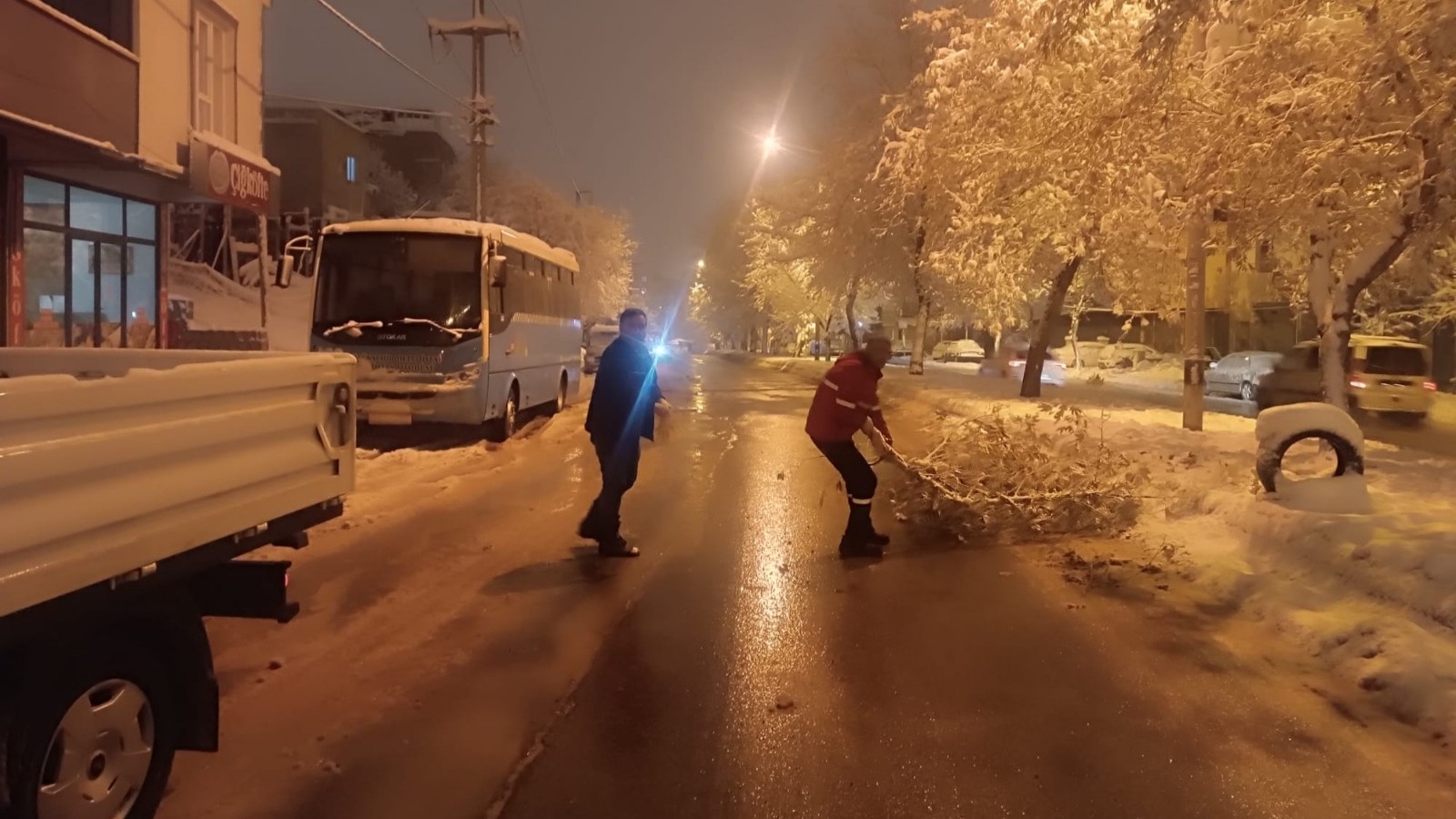 Yoğun Kar Yağışıyla Kırılan Ağaç Dallarına Hızlı Müdahale! 2 Karla Mucadele 2