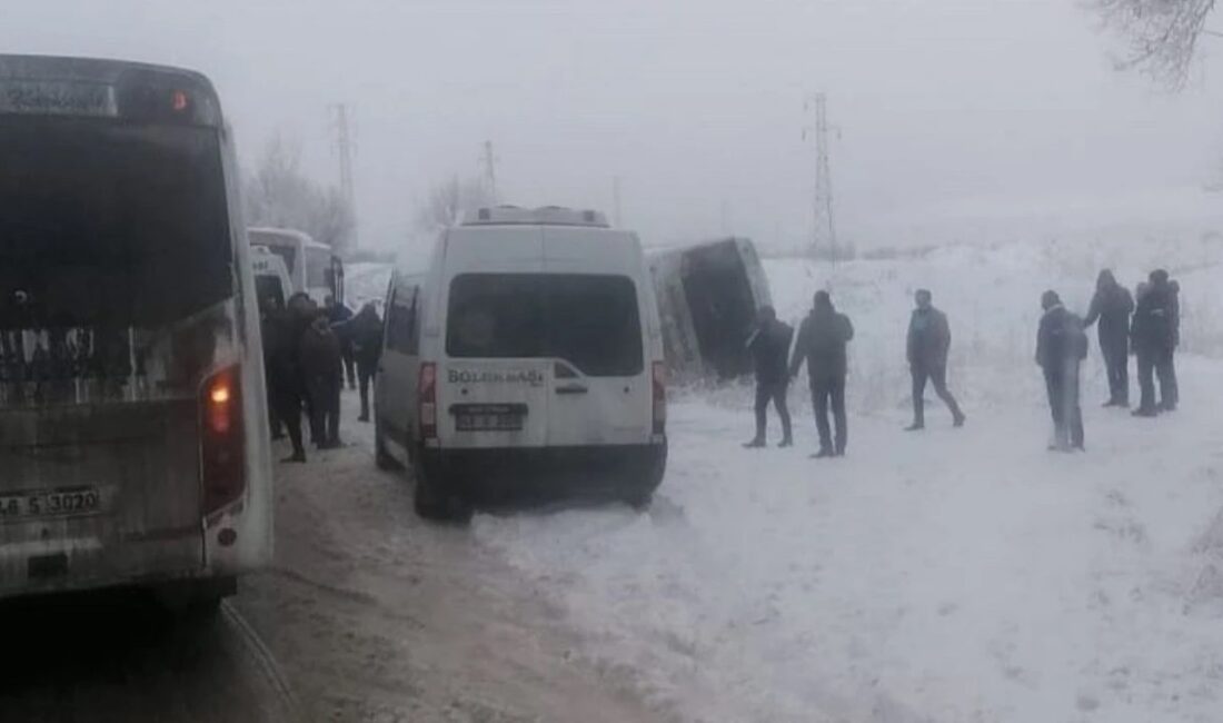 Kahramanmaraş’ın Afşin ilçesinde, termik santral işçilerini taşıyan servis minibüsünün kontrolden