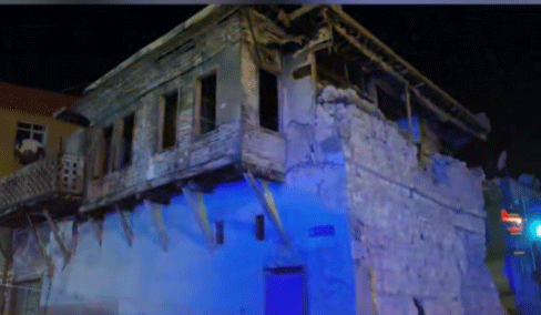 Kahramanmaraş'ın Divanlı Mahallesi'nde şiddetli rüzgar nedeniyle metruk bir bina göçme