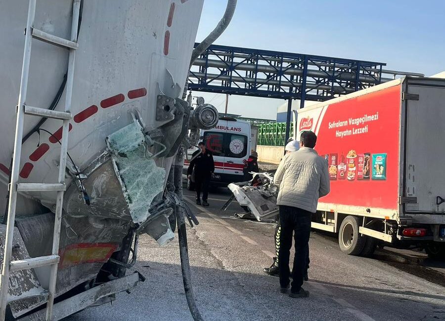 Kahramanmaraş-Adana kara yolunda kontrolden çıkan bir kamyonet, önünde seyreden yakıt