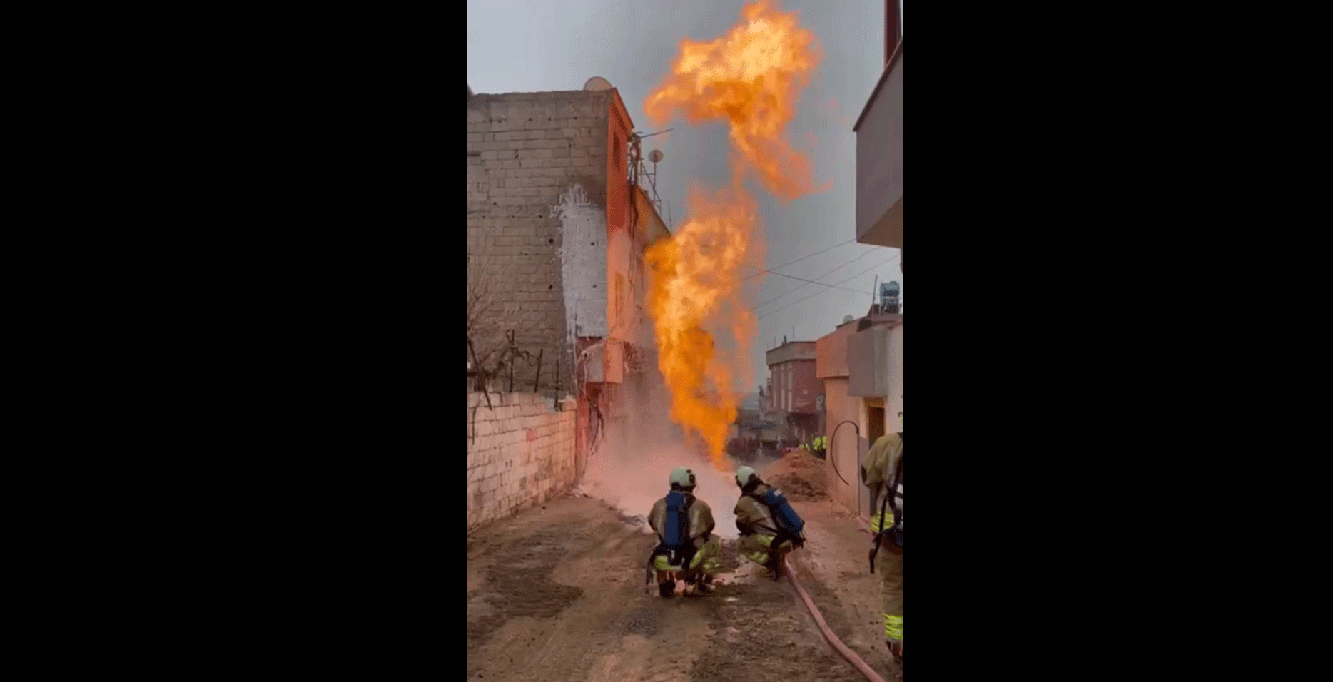Kahramanmaraş’ın Onikişubat ilçesine bağlı Mağralı Mahallesi 43012. Sokak’ta öğle saatlerinde