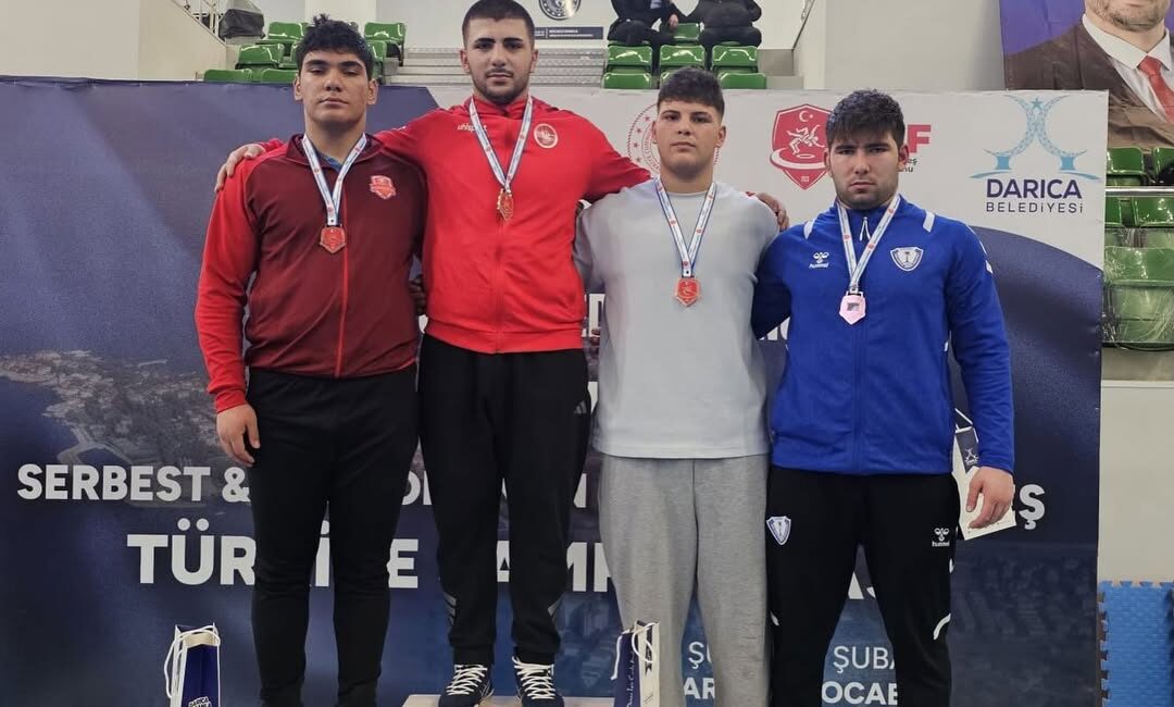 Büyükşehir Belediyesinin başarılı ve genç güreşçileri Yiğit Hamza Egemen, Alperen