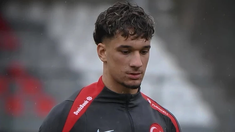 Süper Lig'de transfer piyasası genç bir yeteneğin hamlesiyle sarsıldı.