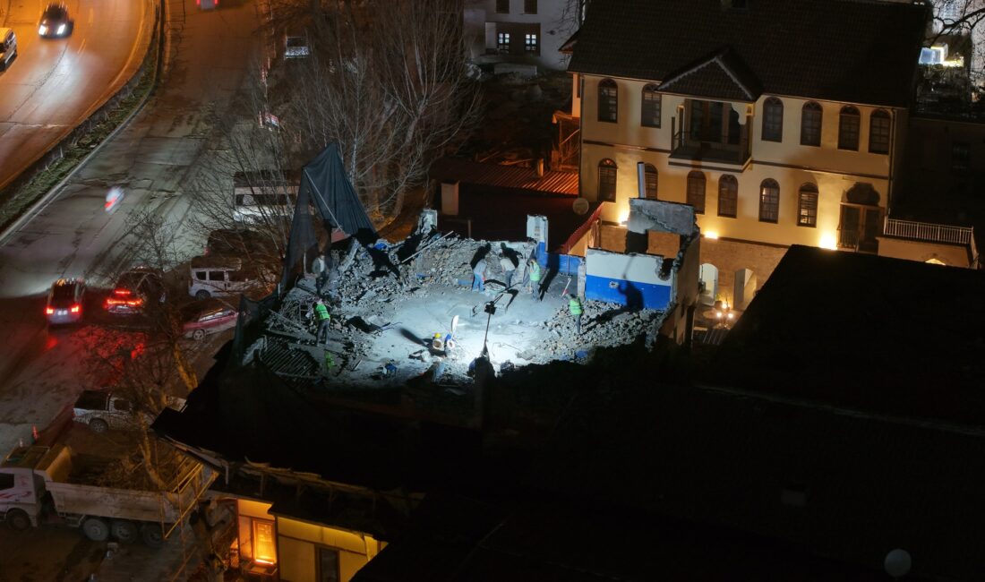 Büyükşehir Belediyesi, Ulu Camii ile Kapalı Çarşı arasında yer alan