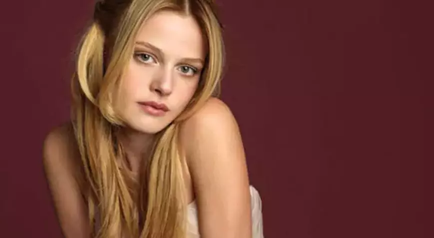 Türk televizyon dünyasının dikkat çeken isimlerinden Naz Elmas, hem oyunculuk