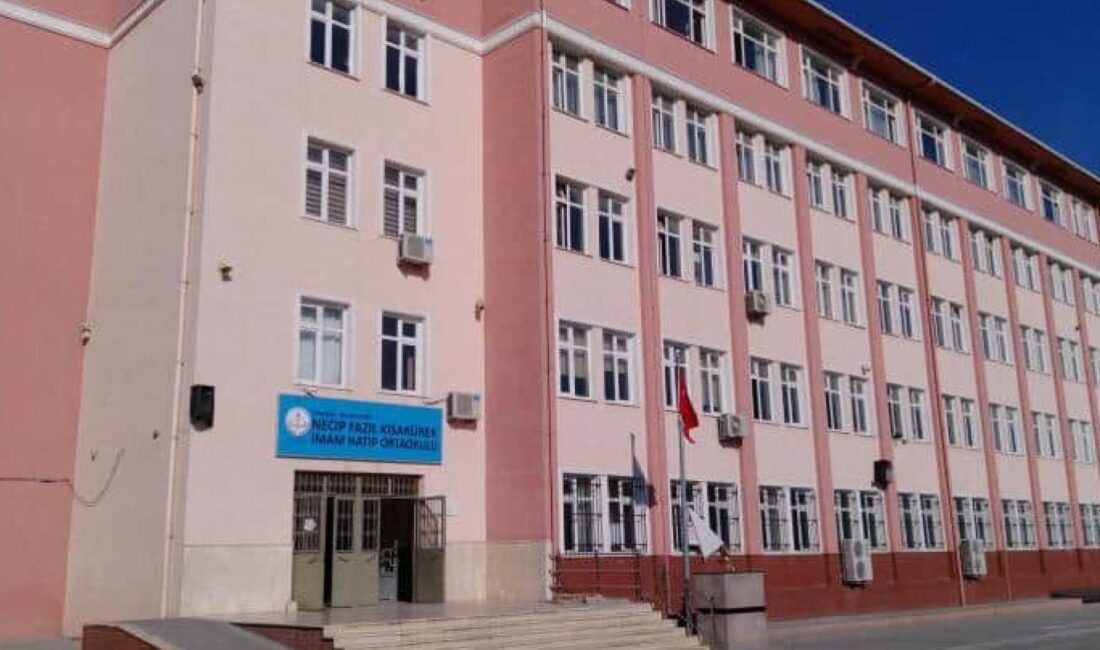 İstanbul’un Arnavutköy ilçesinde bulunan Necip Fazıl Kısakürek İmam-Hatip Ortaokulu’nda öğrencilere