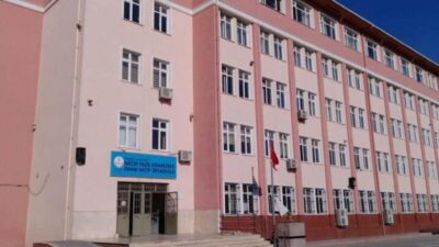 İstanbul’un Arnavutköy ilçesinde bulunan Necip Fazıl Kısakürek İmam-Hatip Ortaokulu’nda öğrencilere