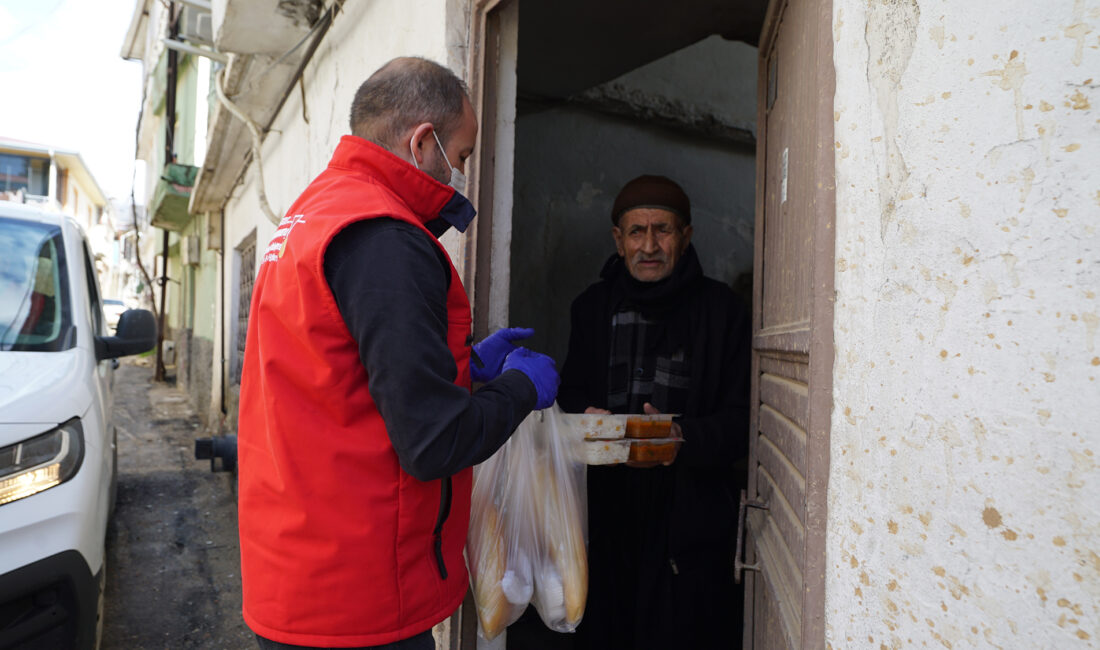 Büyükşehir Belediyesi, Ramazan ayında da şehrin ulu çınarlarını yalnız bırakmayarak