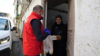 Büyükşehir Belediyesi, Ramazan ayında da şehrin ulu çınarlarını yalnız bırakmayarak